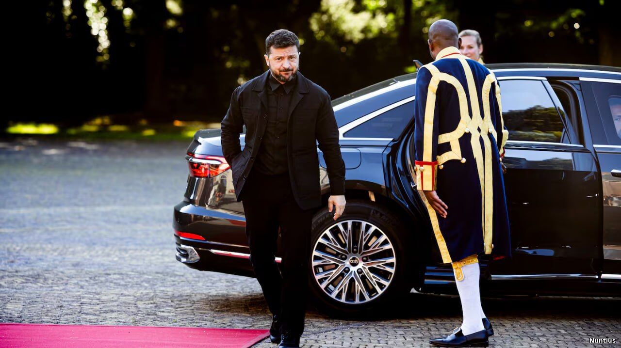 What does Zelensky's outfit even mean?